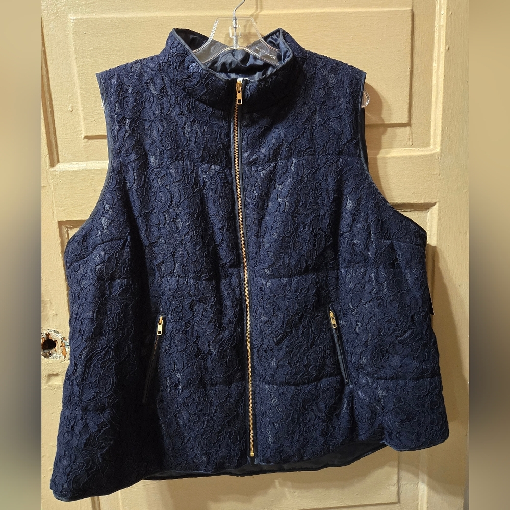 Crown & Ivy Curvy Novel Navy Blue Botanic Floral Lace Puffer Vest NWT Size: 3X